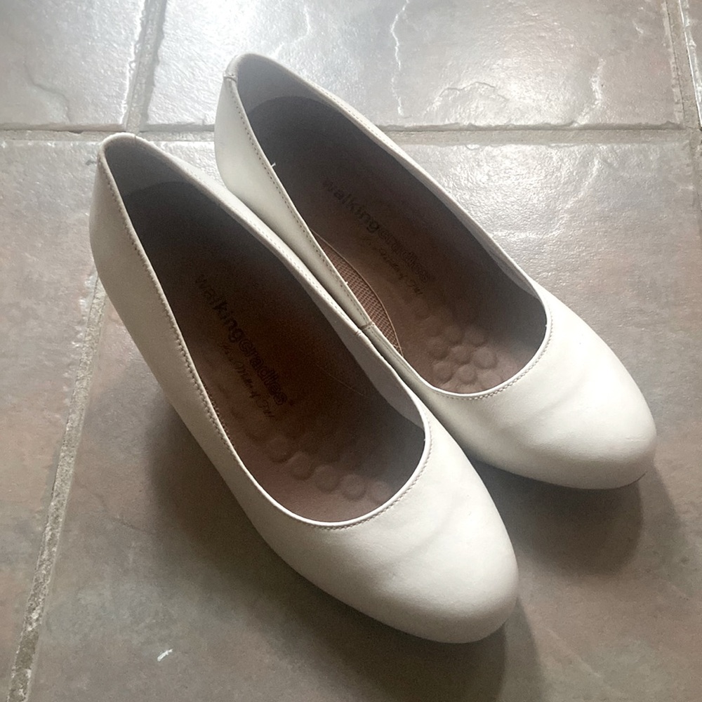 Walking Cradles Cream White Heels 6WW